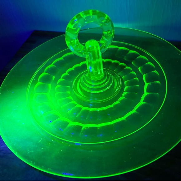 Vintage Uranium / Depression Glass Handled Server Plate Sandwich Platter Tray - Picture 9 of 10